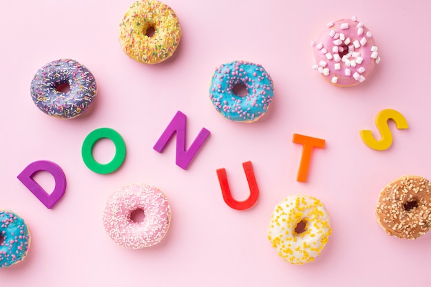 Foto grátis letras coloridas com donuts