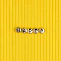 Foto grátis letras de contas douradas da palavra feliz