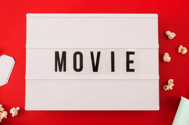 Letras de filme em fundo vermelho