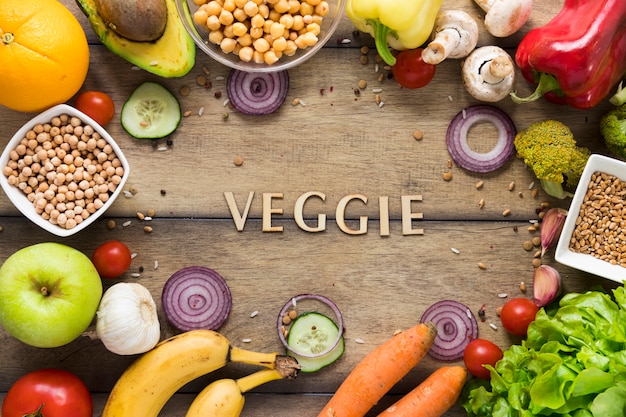Letras de legumes rodeadas por alimentos saudáveis