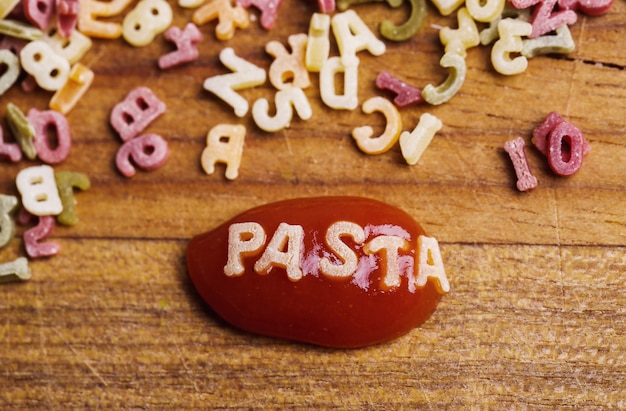 Foto grátis letras de macarrão com ketchup