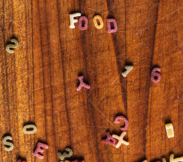 Letras de macarrão com palavra de comida