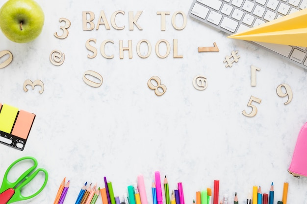 Foto grátis letras de madeira dizendo de volta à escola