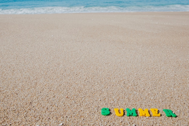 Letras na praia de areia