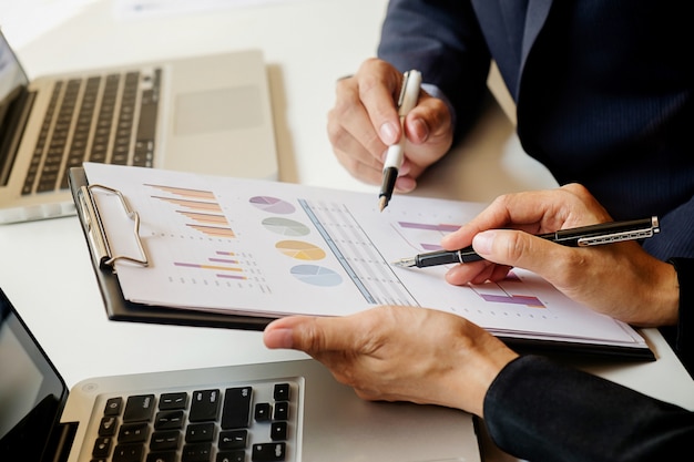 Levantamento de documentos de laptop close close up businesswoman accounting