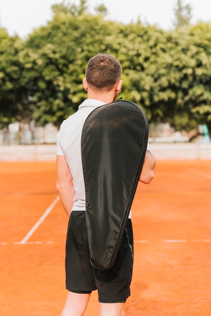 Foto grátis levantamento de jovem tenista atlético