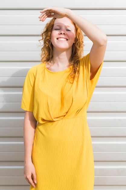 Foto grátis levantamento feliz da mulher do tiro médio