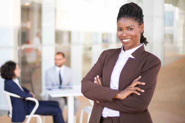 Levantamento feliz líder de negócios bem sucedido