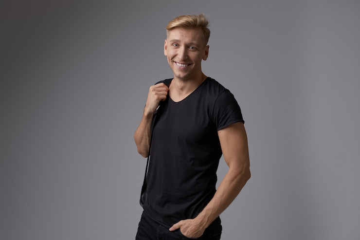Foto grátis levantamento louro considerável do homem novo