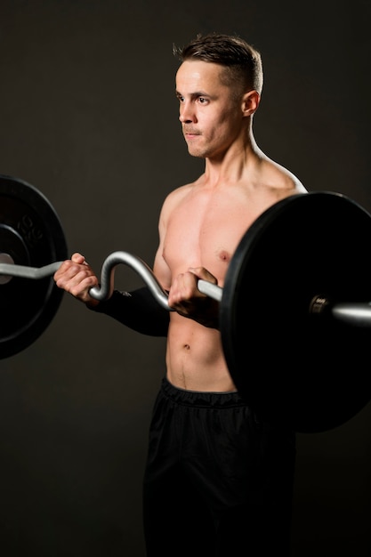 Foto grátis levantamento masculino do retrato no gym