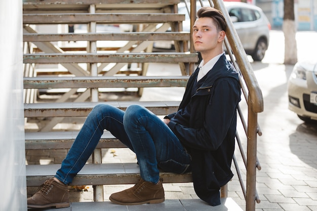 Foto grátis levantamento modelo elegante do homem