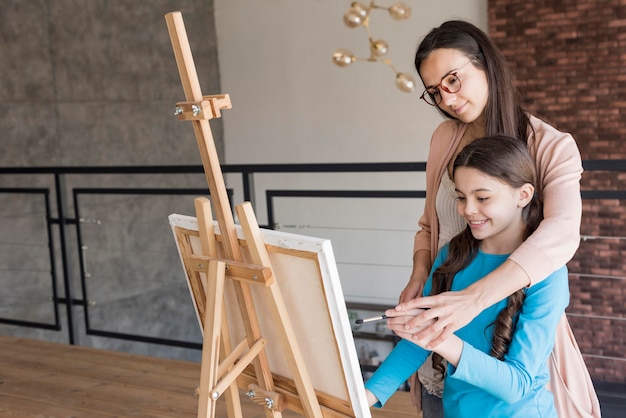 Lição de menina e mãe para pintar