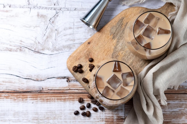 Foto grátis licor de café creme irlandês tradicional com gelo na mesa de madeira