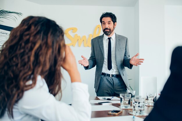 líder calma gesticulando com as mãos