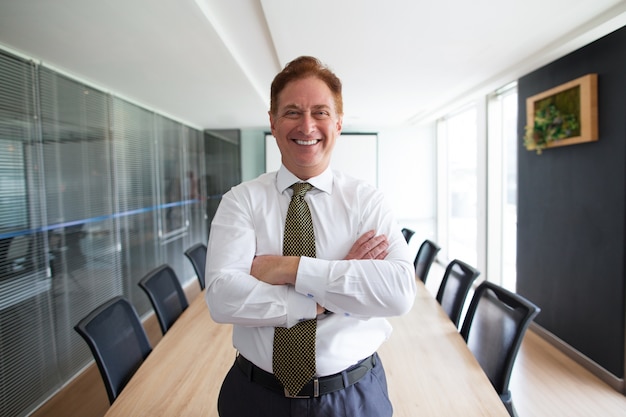 Líder de negócios auto-confiante na sala de conferências