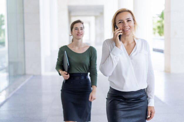 Líder de negócios feliz tendo conversa de telefone agradável