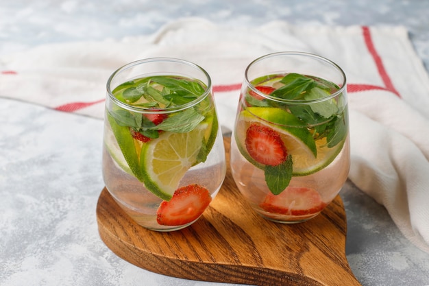 Limão fresco, morango e menta com infusão de água, coquetel, bebida de desintoxicação, limonada. Bebidas de verão. Conceito de cuidados de saúde.