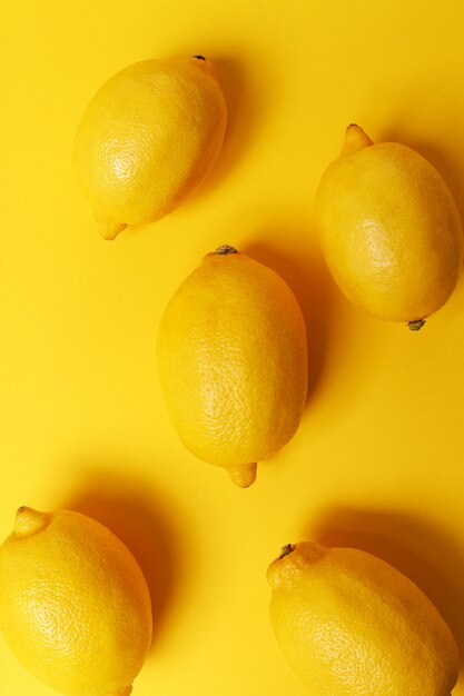 Limão isolado na superfície amarela