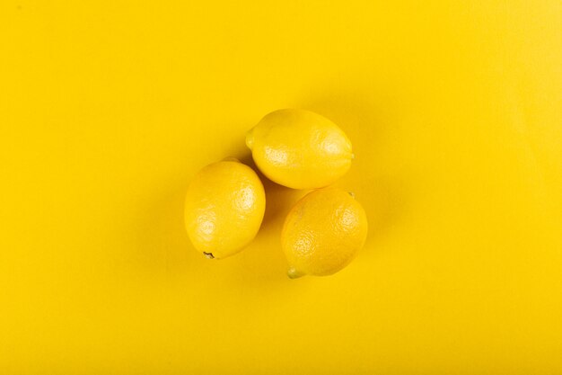 Limões amarelos. vista do topo