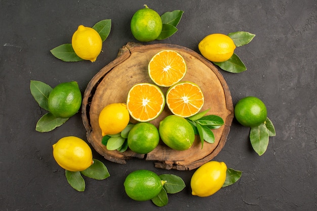 Limões azedos frescos na mesa escura de limão e frutas cítricas