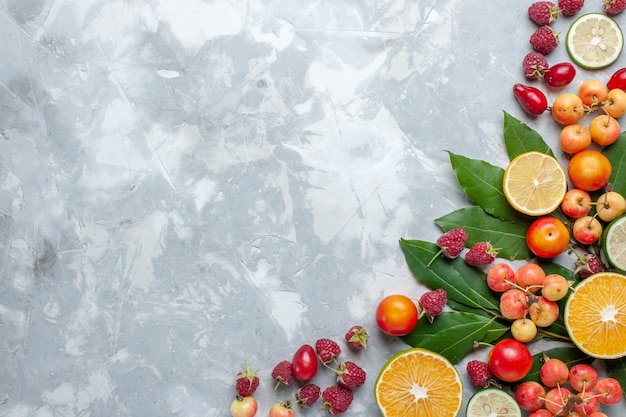 Limões e cerejas de cima, frutas frescas na mesa leve