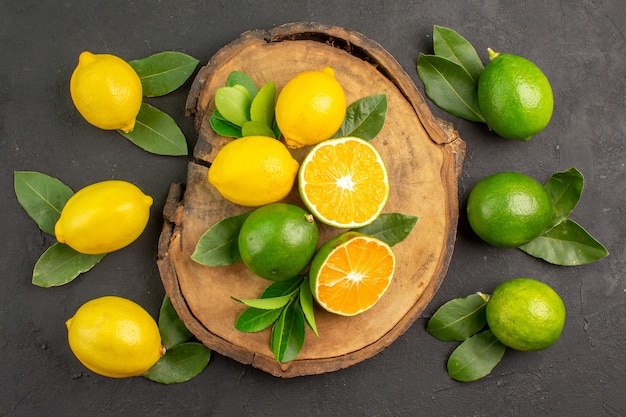 Limões frescos na mesa escura de limão e frutas cítricas