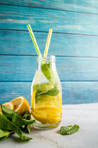 Foto grátis limonada ainda vida para o verão