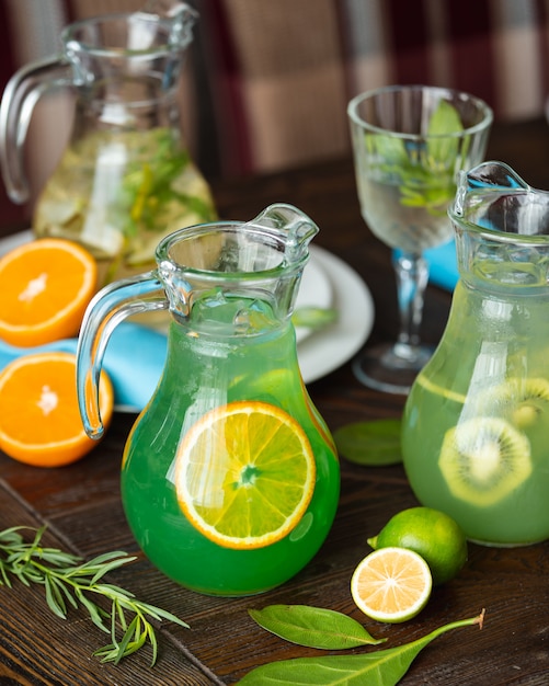 Foto grátis limonada caseira com citrinos em cima da mesa