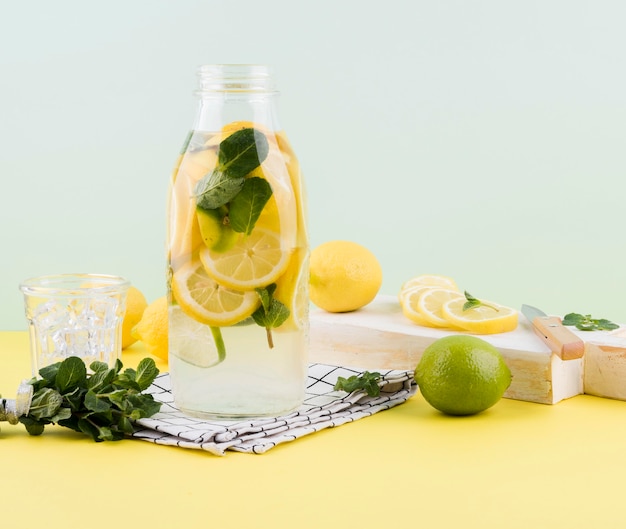 Foto grátis limonada caseira pronta para ser servida