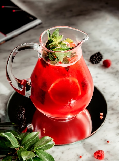 Limonada de maracujá com manjericão na mesa