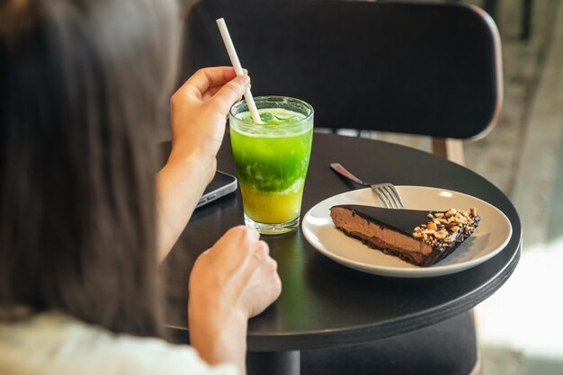 Limonada e um pedaço de bolo de chocolate em um café na mesa