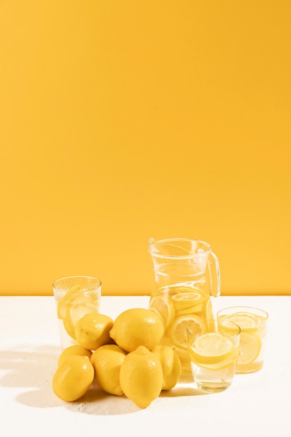 Foto grátis limonada fresca com limões crus