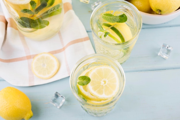 Foto grátis limonada fresca de close-up em cima da mesa