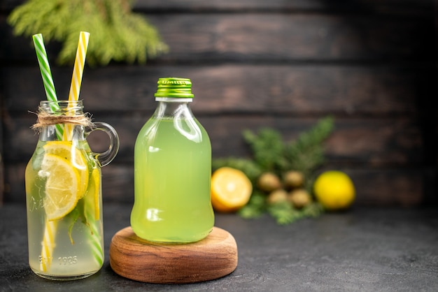 Foto grátis limonada fresca em garrafas de vista frontal