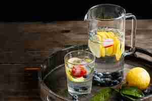 Foto grátis limonada saudável em arranjo de vidro