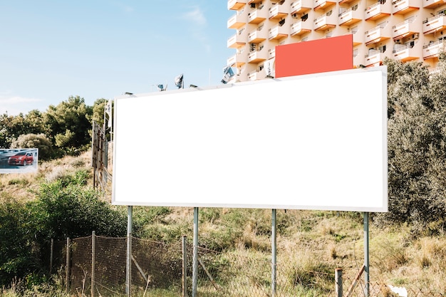 Foto grátis limpe a bandeira branca na cidade