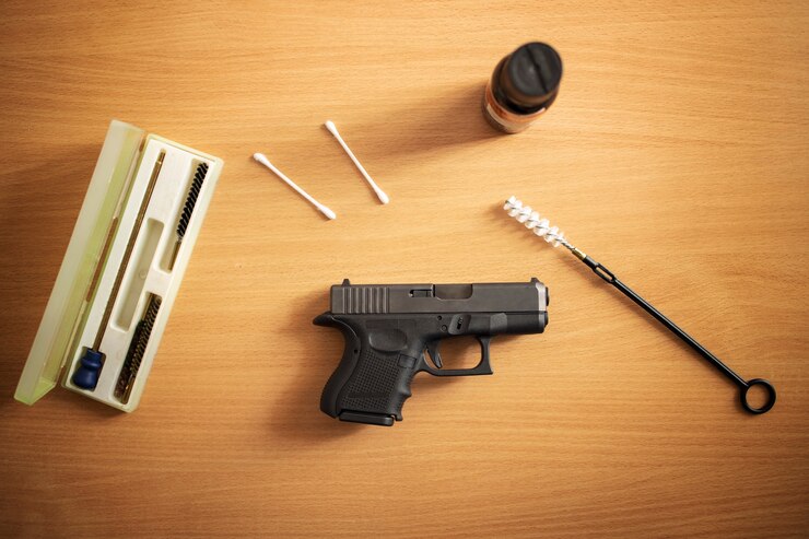 Foto grátis limpeza e manutenção de armas de fogo após o uso no campo de tiro