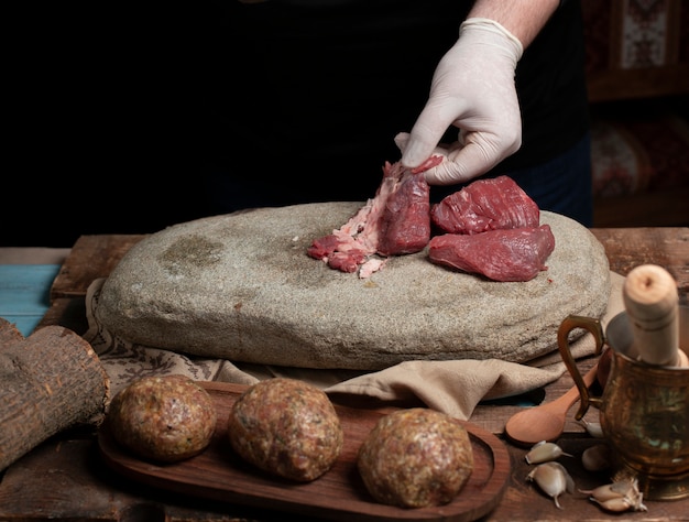 Limpeza e seleção de carne crua para confeccionar almôndegas