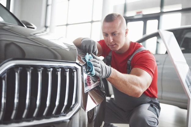 Limpeza profissional e lavagem de carros no showroom.