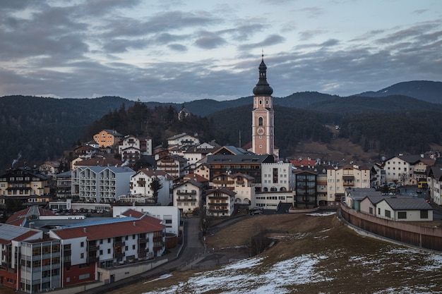 Foto grátis linda aldeia de castelrotto nas dolomitas italianas