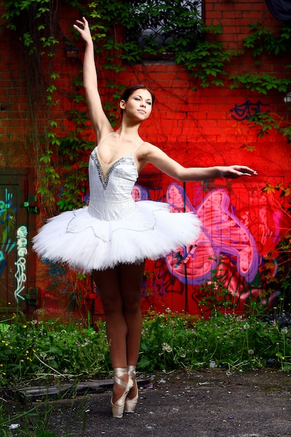 Foto grátis linda bailarina dançando balé dança