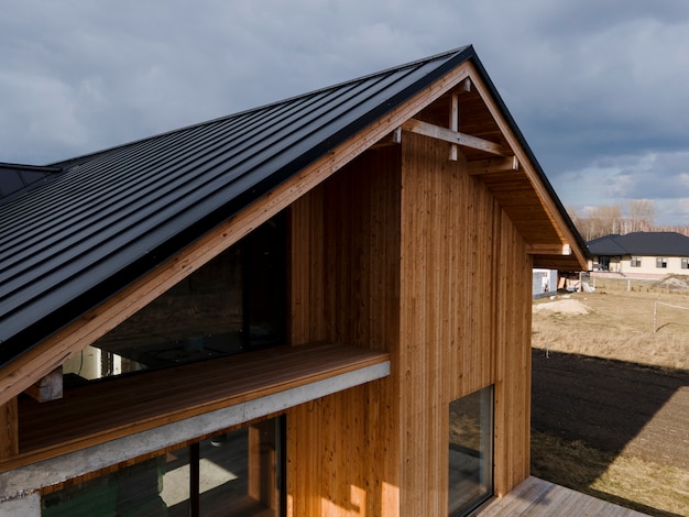 Linda casa de madeira com telhado escuro