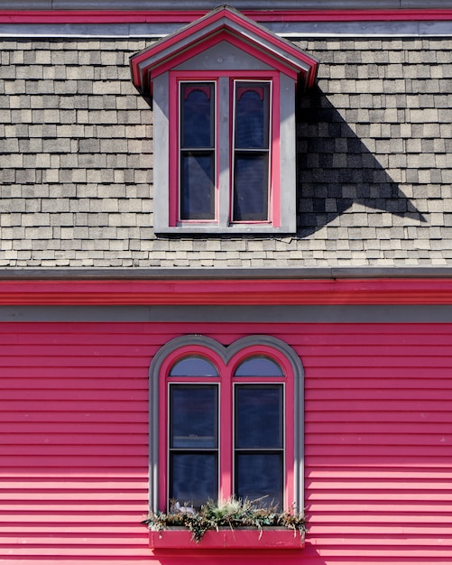 Linda casa rosa e cinza de madeira