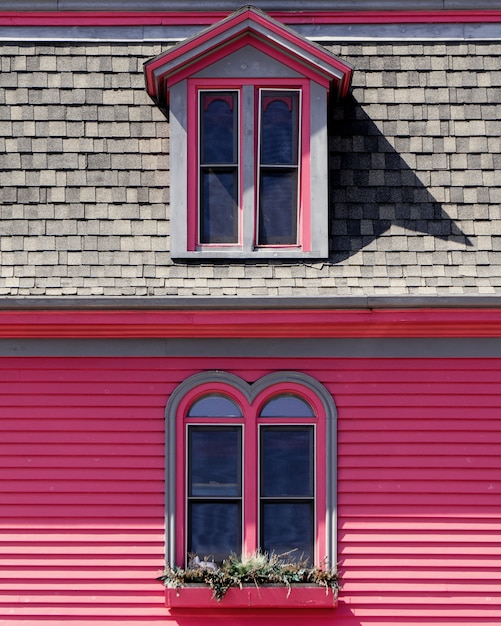 linda casa rosa e cinza de madeira