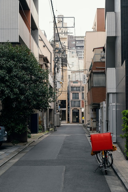 Linda cidade do japão com bicicleta na rua