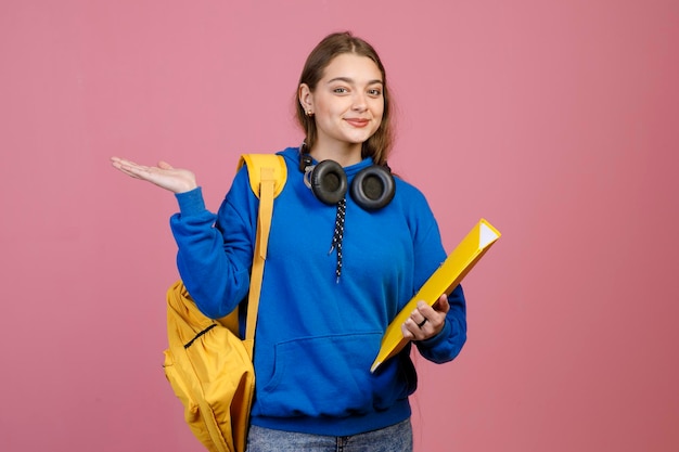 Foto grátis linda colegial vestindo roupas casuais em pé olhando para a câmera