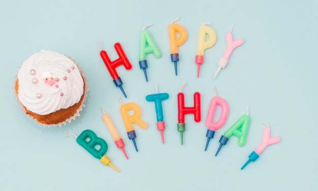 Linda composição de aniversário com cupcakes