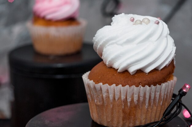 Linda composição de aniversário com cupcakes