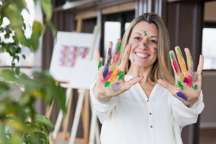Foto grátis linda composição de arte com modelo feminino feliz