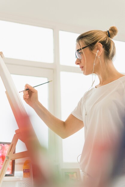 Linda composição de arte com modelo feminino feliz